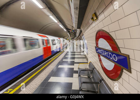 La station de métro Waterloo à Londres, au Royaume-Uni, comme un train arrive Banque D'Images