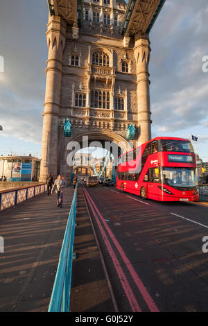 Le passage de bus de Londres Tower Bridge, London, UK Banque D'Images