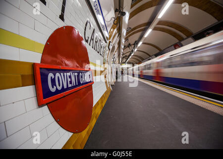 La station de métro Covent Garden, London, UK, abattu alors qu'un train quitte la gare Banque D'Images