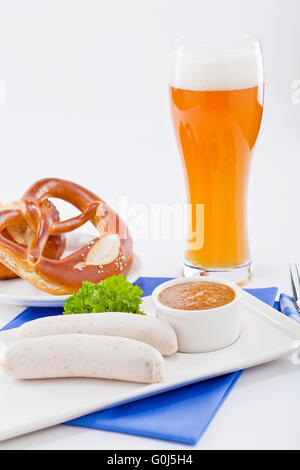 Weisswurst saucisses blanches et moutarde douce avec bretzel Banque D'Images