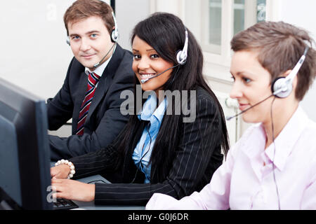 Smiling callcenter agent avec support casque Banque D'Images