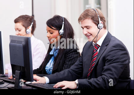 Smiling callcenter agent avec support casque Banque D'Images