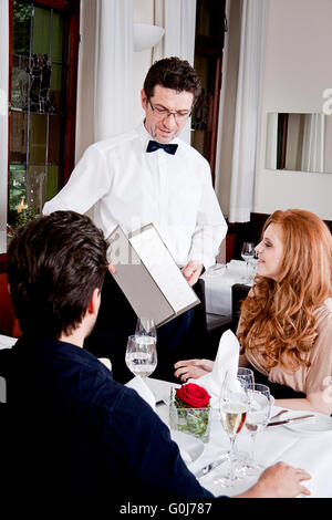 L'homme et de la femme dans le restaurant pour le dîner Banque D'Images