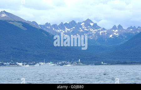 Les bateaux de croisière amarrés sur les quais de Puerto Williamson sur l'Île Navarino dans le canal de Beagle, la Terre de Feu, Chili Banque D'Images