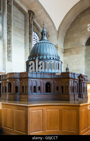 Grand modèle par Christopher Wren de la Cathédrale St Paul. Modèle historique achevé en 1674. En chêne, plâtre et bois Banque D'Images