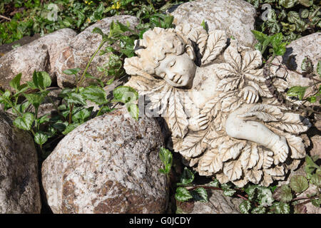 Statue d'un elfe ou gnome de dormir dans le jardin Banque D'Images