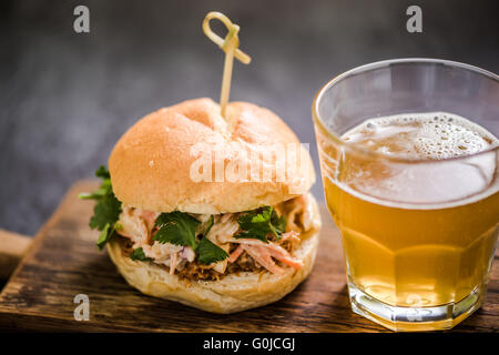 Gastro pub alimentaire locale de porc, pain avec de la salade de chou Banque D'Images