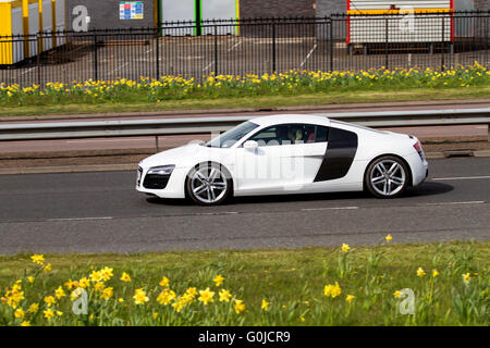 Un livre blanc Audi R8 la mi-Moteur 2 places super voiture de sport qui voyagent le long de la route à l'ouest de Kingsway à Dundee, Royaume-Uni Banque D'Images