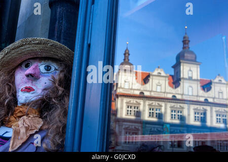 Voir La Fenêtre Sur La Place Malostranske Namesti Mala Strana Prague République Tchèque Banque D'Images