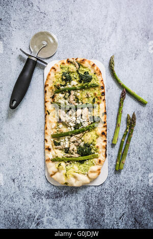 Artisan boulangerie Woodfire pizza aux asperges et au poulet Banque D'Images