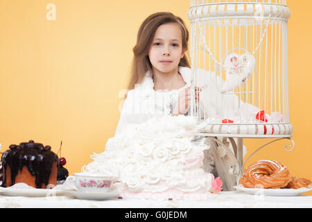 Portrait de l'adorable girl posing looking at camera Banque D'Images