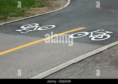 Les panneaux de voies de vélo Banque D'Images
