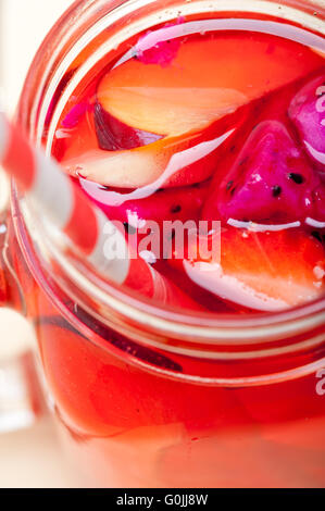 Punch aux fruits frais d'été rafraîchissant verre sur table rustique en bois blanc Banque D'Images