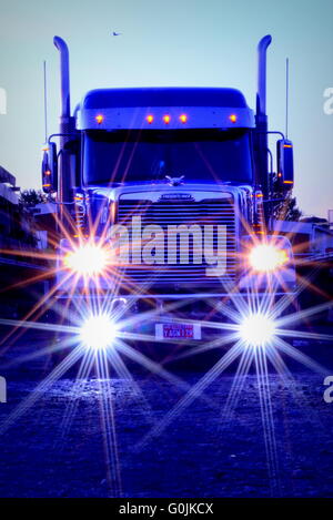 Semi truck avec éclairage sur Banque D'Images