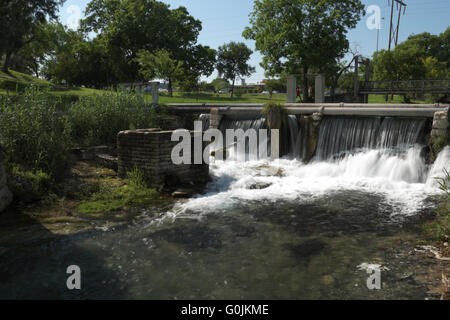 Contrôle du barrage de l'eau Débit d'eau sur le ruisseau de San Felipe à Horse Shoe, parc del Rio, Texas. Banque D'Images