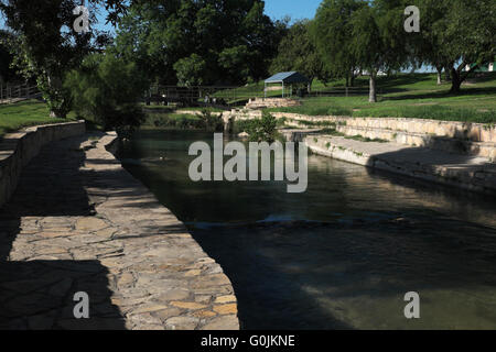 San Felipe Creek comme il coule à travers le parc à cheval sur une chaude journée de printemps à Del Rio, au Texas. Banque D'Images