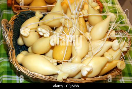 Vente de fromage caciocavallo sur le marché italien Banque D'Images