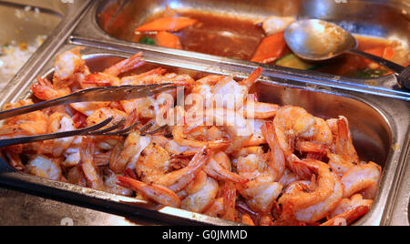 Plateau avec beaucoup d'aliments frits et crevettes frites dans le restaurant self service Banque D'Images