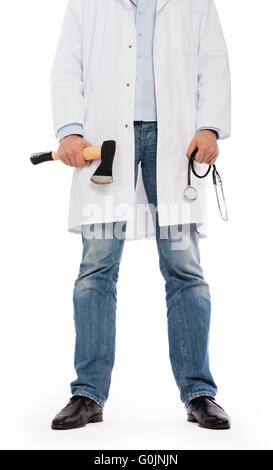 Le mal medic tenant une petite hache et stéthoscope, isolated on white Banque D'Images