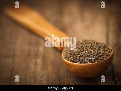 Libre de graines d'ajwain dans une cuillère en bois Banque D'Images