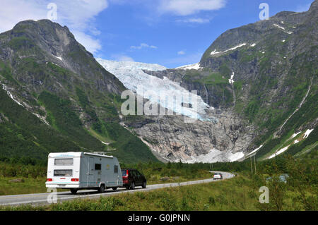 Camping-car, caravane, roue estate, Boyanebreen, langue du glacier glacier Jostedalsbreen, Sogn og Fjordane, Norvège Banque D'Images