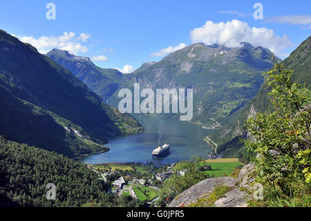 Cruiser, un paquebot de croisière, le Geirangerfjord, Geiranger, Norvège Banque D'Images