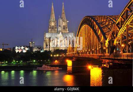 La cathédrale de Cologne, Pont Hohenzollern, Rhin, vieille ville, Cologne, Rhénanie du Nord-Westphalie, Allemagne / Köln, Kolner Dom, Kölner Dom, Hohenzollernbrucke Hohenzollernbrücke, Banque D'Images