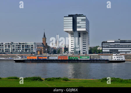 Kranhaus Sud, Kranhauser, le banc, cargo, le sud de l'embarcadère, Rheinauhafen, Cologne, Rhénanie du Nord-Westphalie, Allemagne / Köln, Kranhaus Süd, le sud de l'crane house, maisons, Kranhäuser Banque D'Images