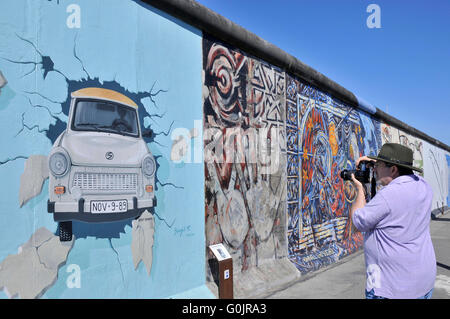 Tester les meilleures par Birgit Kinder, Trabant, East Side Gallery, art mural, peinture, tourisme, galerie en plein air, mur de Berlin, Friedrichshain, Berlin, Allemagne / Berliner Mauer Banque D'Images
