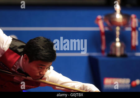 Le Creuset, Sheffield, Royaume-Uni. 1er mai 2016. World Snooker Championship Final, Mark Selby et Din Junhui. Ding Junhui à la table : Action Crédit Plus Sport/Alamy Live News Banque D'Images