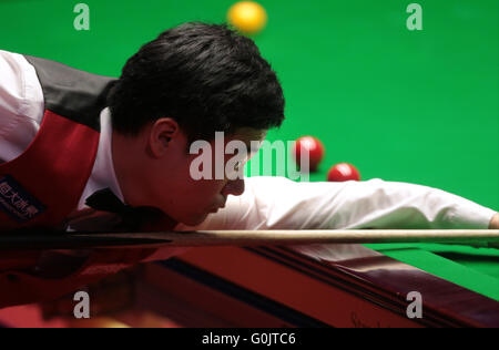 Le Creuset, Sheffield, Royaume-Uni. 1er mai 2016. World Snooker Championship Final, Mark Selby et Din Junhui. Ding Junhui à la table : Action Crédit Plus Sport/Alamy Live News Banque D'Images