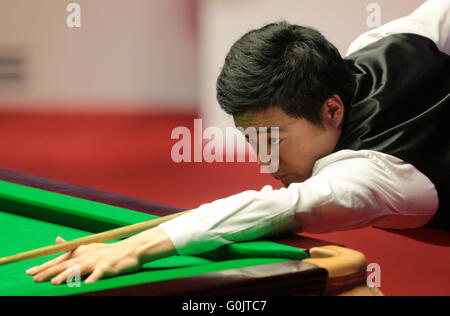 Le Creuset, Sheffield, Royaume-Uni. 1er mai 2016. World Snooker Championship Final, Mark Selby et Din Junhui. Ding Junhui à la table : Action Crédit Plus Sport/Alamy Live News Banque D'Images