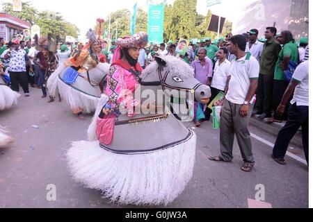 Colombo, Sri Lanka. 1er mai 2016. Personnes participent à un rassemblement pour marquer la Journée internationale du travail dans la région de Colombo, capitale du Sri Lanka, le 1 mai 2016. Des milliers de personnes ont pris part à des manifestations massives dans la capitale du Sri Lanka Colombo le dimanche pour célébrer la Journée internationale du Travail. Les manifestations, organisées par des partis politiques différents, a débuté à midi et a conclu tard dans la soirée. Plus de 6 000 agents de police ont été déployés dans la capitale et sa banlieue pour empêcher des affrontements entre partisans politiques. © Gayan Sameera/Xinhua/Alamy Live News Banque D'Images