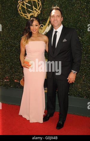 Los Angeles, CA, USA. 1er mai 2016. 1 mai 2016 - Los Angeles, Californie - Tamera Mowry, Adam Housley. 43e Journée annuelle des arrivées - Emmy Awards tenue à l'hôtel Westin Bonaventure Hotel. Crédit photo : Byron Purvis/AdMedia Crédit : Byron Purvis/AdMedia/ZUMA/Alamy Fil Live News Banque D'Images