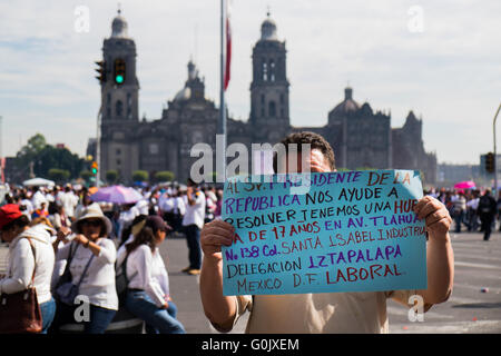 La ville de Mexico, Mexique. 1er mai 2016. La Journée internationale du travail dans la ville de Mexico, Mexique. Un méga-mars a été organisée dans le centre de Mexico. Organisé à partir de différents quartiers sont venus le Zócalo pour exiger de meilleurs salaires, du travail et de sécurité pour exprimer leur mécontentement avec le gouvernement. Credit : Susanna Derks/Alamy Live News Banque D'Images