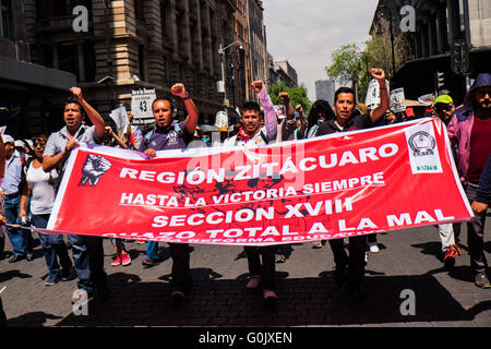 La ville de Mexico, Mexique. 1er mai 2016. La Journée internationale du travail dans la ville de Mexico, Mexique. Un méga-mars a été organisée dans le centre de Mexico. Organisé à partir de différents quartiers sont venus le Zócalo pour exiger de meilleurs salaires, du travail et de sécurité pour exprimer leur mécontentement avec le gouvernement. Credit : Susanna Derks/Alamy Live News Banque D'Images