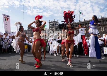 La ville de Mexico, Mexique. 1er mai 2016. La Journée internationale du travail dans la ville de Mexico, Mexique. Un méga-mars a été organisée dans le centre de Mexico. Organisé à partir de différents quartiers sont venus le Zócalo pour exiger de meilleurs salaires, du travail et de sécurité pour exprimer leur mécontentement avec le gouvernement. Credit : Susanna Derks/Alamy Live News Banque D'Images