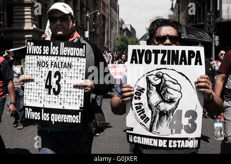 La ville de Mexico, Mexique. 1er mai 2016. La Journée internationale du travail dans la ville de Mexico, Mexique. Un méga-mars a été organisée dans le centre de Mexico. Organisé à partir de différents quartiers sont venus le Zócalo pour exiger de meilleurs salaires, du travail et de sécurité pour exprimer leur mécontentement avec le gouvernement. Credit : Susanna Derks/Alamy Live News Banque D'Images