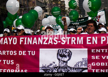 La ville de Mexico, Mexique. 1er mai 2016. La Journée internationale du travail dans la ville de Mexico, Mexique. Un méga-mars a été organisée dans le centre de Mexico. Organisé à partir de différents quartiers sont venus le Zócalo pour exiger de meilleurs salaires, du travail et de sécurité pour exprimer leur mécontentement avec le gouvernement. Credit : Susanna Derks/Alamy Live News Banque D'Images