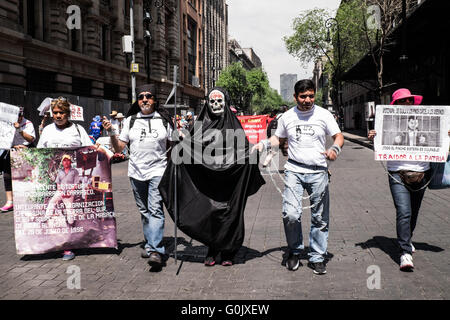 La ville de Mexico, Mexique. 1er mai 2016. La Journée internationale du travail dans la ville de Mexico, Mexique. Un méga-mars a été organisée dans le centre de Mexico. Organisé à partir de différents quartiers sont venus le Zócalo pour exiger de meilleurs salaires, du travail et de sécurité pour exprimer leur mécontentement avec le gouvernement. Credit : Susanna Derks/Alamy Live News Banque D'Images