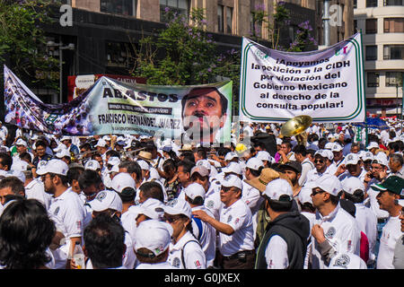 La ville de Mexico, Mexique. 1er mai 2016. La Journée internationale du travail dans la ville de Mexico, Mexique. Un méga-mars a été organisée dans le centre de Mexico. Organisé à partir de différents quartiers sont venus le Zócalo pour exiger de meilleurs salaires, du travail et de sécurité pour exprimer leur mécontentement avec le gouvernement. Credit : Susanna Derks/Alamy Live News Banque D'Images