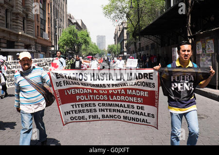 La ville de Mexico, Mexique. 1er mai 2016. La Journée internationale du travail dans la ville de Mexico, Mexique. Un méga-mars a été organisée dans le centre de Mexico. Organisé à partir de différents quartiers sont venus le Zócalo pour exiger de meilleurs salaires, du travail et de sécurité pour exprimer leur mécontentement avec le gouvernement. Credit : Susanna Derks/Alamy Live News Banque D'Images