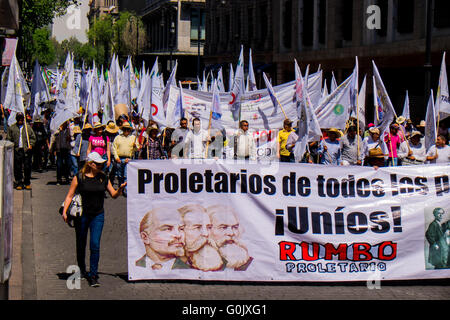 La ville de Mexico, Mexique. 1er mai 2016. La Journée internationale du travail dans la ville de Mexico, Mexique. Un méga-mars a été organisée dans le centre de Mexico. Organisé à partir de différents quartiers sont venus le Zócalo pour exiger de meilleurs salaires, du travail et de sécurité pour exprimer leur mécontentement avec le gouvernement. Credit : Susanna Derks/Alamy Live News Banque D'Images