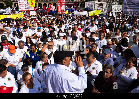 La ville de Mexico, Mexique. 1er mai 2016. La Journée internationale du travail dans la ville de Mexico, Mexique. Un méga-mars a été organisée dans le centre de Mexico. Organisé à partir de différents quartiers sont venus le Zócalo pour exiger de meilleurs salaires, du travail et de sécurité pour exprimer leur mécontentement avec le gouvernement. Credit : Susanna Derks/Alamy Live News Banque D'Images