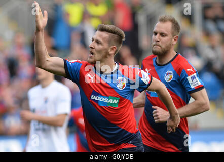 Pilsen, République tchèque. Apr 30, 2016. Viktoria Plzen est le champion de la ligue de football tchèque haut de nouveau, car le second Sparta Praha ne peut pas surmonter trois tours avant la fin de la saison plus après avoir battu 2-0 Banik Ostrava Plzen ce soir, à Plzen (Pilsen), la République tchèque, le 30 avril 2016. Plzen a remporté la Ligue pour la quatrième fois en six saisons, mais c'est la première fois qu'il a défendu sa victoire. Joueurs de football de Viktora Plzen Patrik Hrosovsky (à gauche) et Daniel Kolar (à droite) célébrer un but. Photo/CTK Katerina Sulova) Banque D'Images