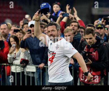 Pilsen, République tchèque. Apr 30, 2016. Viktoria Plzen est le champion de la ligue de football tchèque haut de nouveau, car le second Sparta Praha ne peut pas surmonter trois tours avant la fin de la saison plus après avoir battu 2-0 Banik Ostrava Plzen ce soir, à Plzen (Pilsen), la République tchèque, le 30 avril 2016. Plzen a remporté la Ligue pour la quatrième fois en six saisons, mais c'est la première fois qu'il a défendu sa victoire. L'ancien joueur Pavel Horvath (centre) célèbre avec les fans. © Katerina Sulova/CTK Photo/Alamy Live News Banque D'Images