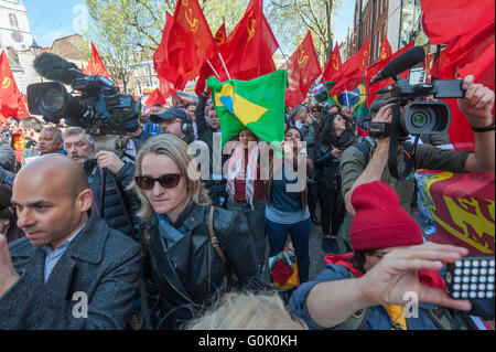 Londres, Royaume-Uni. 1er mai 2016. Les brésiliens à la grande foule écoutant leader travailliste Jeremy Corbyn s'exprimant lors de la manifestation célébrant la Journée internationale des travailleurs Clekenwell à lever leur drapeau vert comme il mentionne leur lutte contre la tentative de se débarrasser de président du Brésil.. Peter Marshall/Alamy Live News Banque D'Images