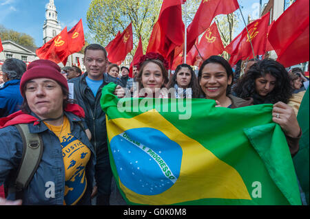 Londres, Royaume-Uni. 1er mai 2016. Les brésiliens à la grande foule à la manifestation célébrant la Journée internationale des travailleurs à Clekenwell Green protestaient contre les tentatives visant à destituer le président du Brésil, qu'ils considèrent comme une tentative de coup d'État. Peter Marshall/Alamy Live News Banque D'Images