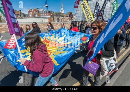 Londres, Royaume-Uni. 1er mai 2016. Célébrer la Journée internationale des travailleurs socialistes avec une marche de Clekenwell Vert à Trafalgar Square. Haziran sur le mois de mars.Peter Marshall/Alamy Live News Banque D'Images