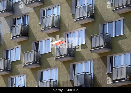 Gdynia, Pologne 2e, mai 2016 drapeaux polonais décorer pour célébrer Jour FlagÕs. La journée du drapeau drapeau national polonais et les couleurs : blanc et rouge. Credit : Michal Fludra/Alamy Live News Banque D'Images